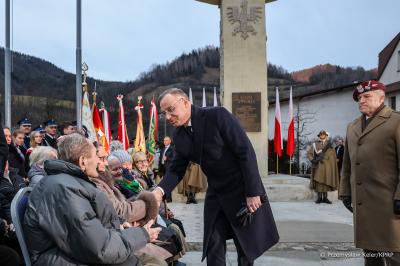 003_a_Prezydent_Andrzej_Duda_80_rocznica_pacyfikacji_Ochotnicy_Dolnej_20241222_PK1_0518.jpg